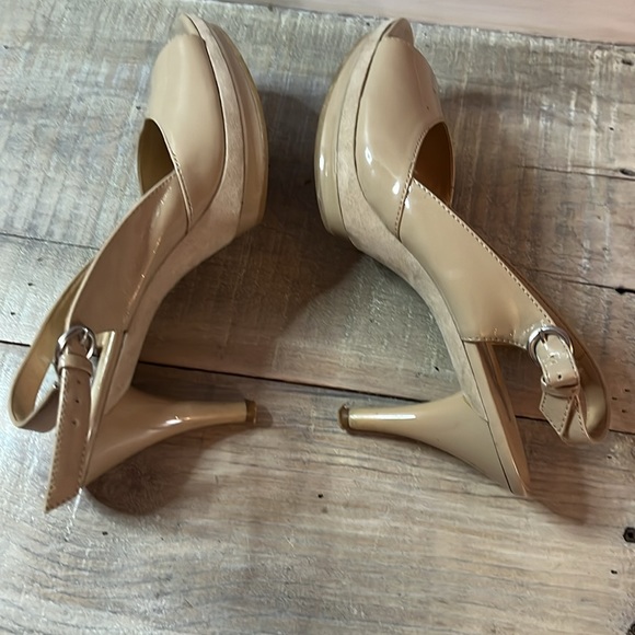 9 & Co Adorable Women’s tan sling back shiny heels Sz 8 - Picture 7 of 9